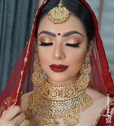Woman wearing gold eyeshadow with red lip