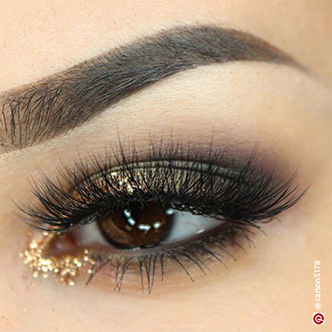 Black smokey eyeshadow with gold inner corner eyeshadow
                                                                                                                                                  