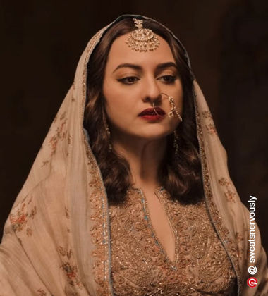 Sonakshi Sinha wearing bold eyeliner with brown eyeshadow