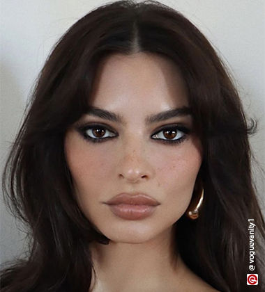 emrata ratajkwoski wearing a smokey black eyeshadow
