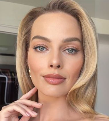 Margot Robbie in pale skin, makeup