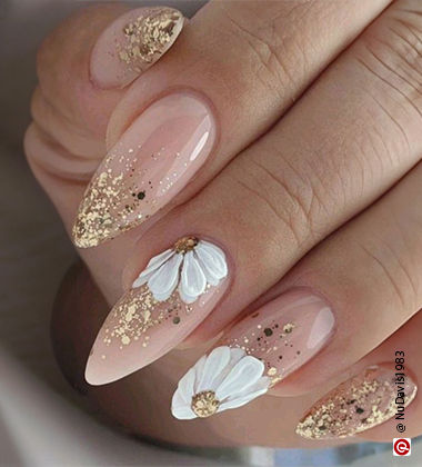 golden colour nail art - flowers on gold